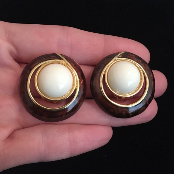 unknown Jewelry - Vintage Red and White Round Clip On Earrings